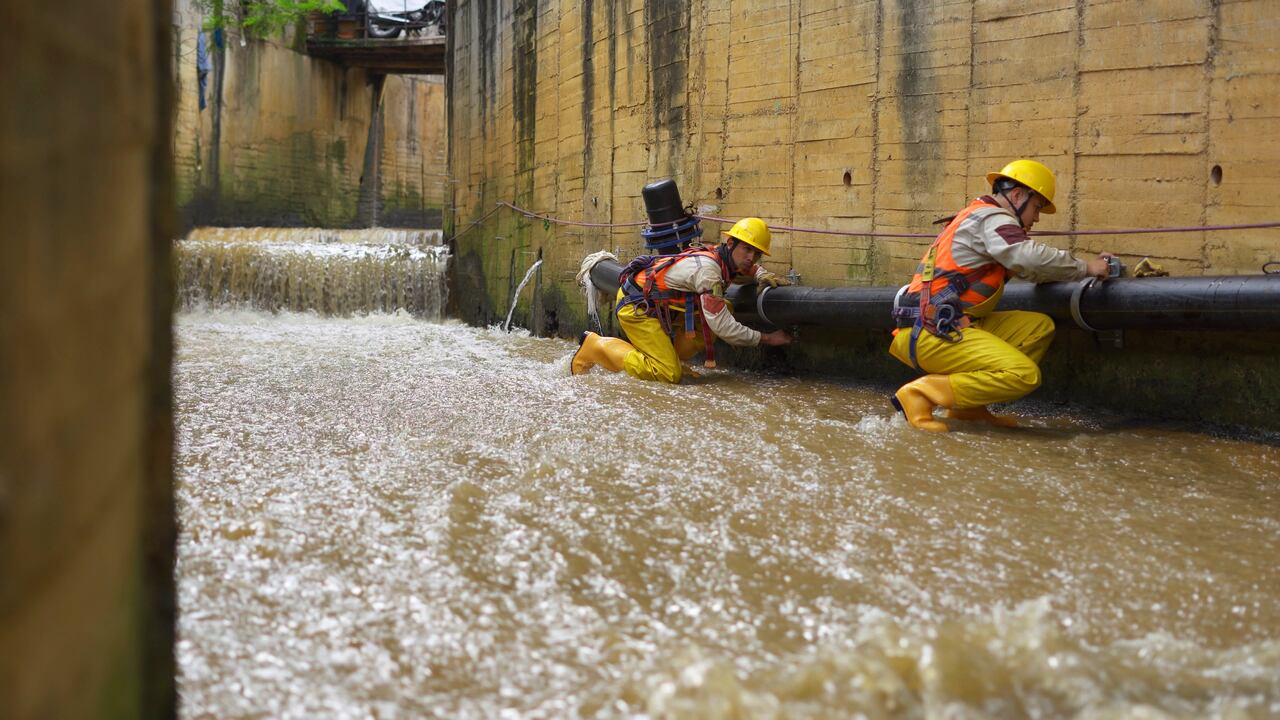 Trabajos de conexión al alcantarillado en Valle de Aburrá.