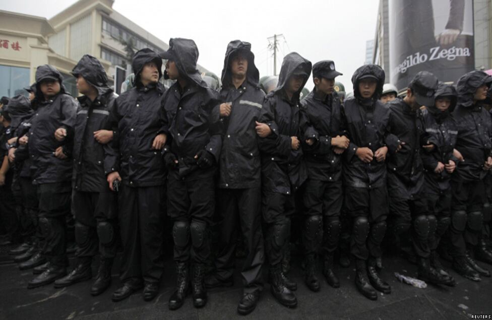 La tensión entre China y Japón por la soberanía de las estratégicas islas del mar de China Oriental se mantuvo durante todo el fin de semana. La policía china tuvo que proteger el Consulado de EE.UU. en Pekín. 