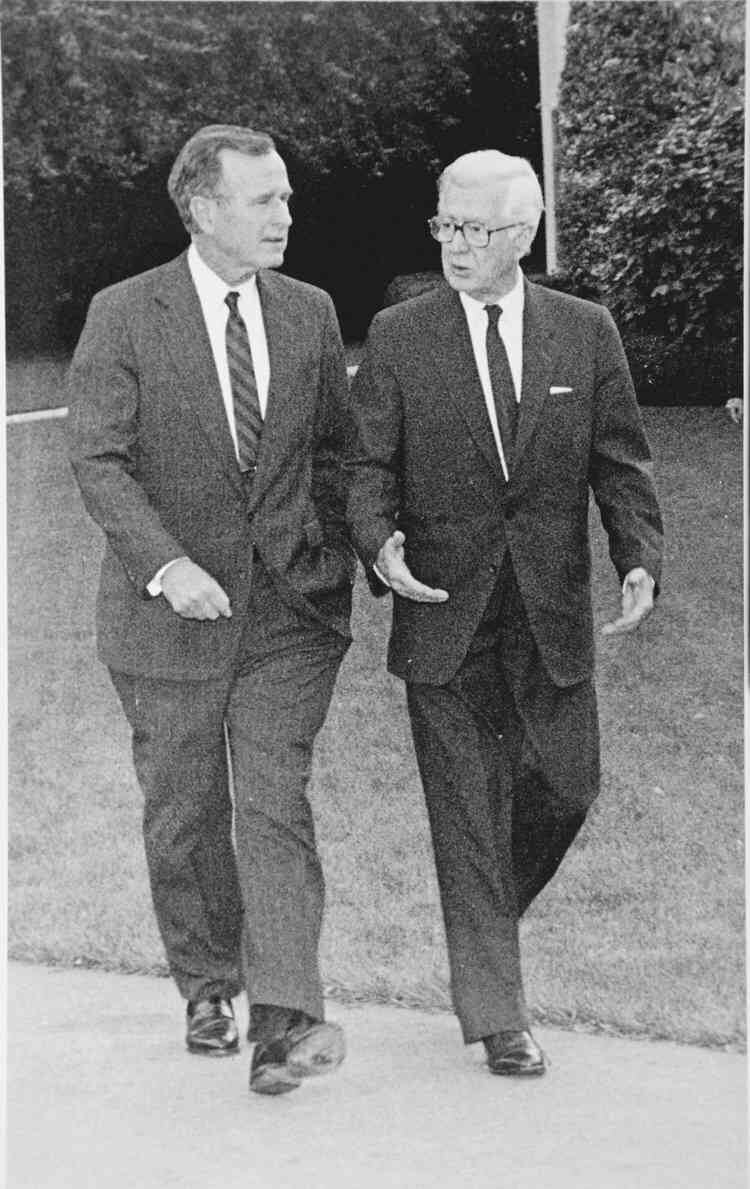 El presidente de Estados Unidos, George H. W. Bush (1989-1993), con el presidente de Colombia, Virgilio Barco (1986-1990). El 15 de febrero de 1990 Bush padre llegó a Cartagena para la Cumbre de Presidentes Andinos, en la que trataron el tema del narcotráfico y, además, afianzaron alianzas para incentivar el café colombiano.