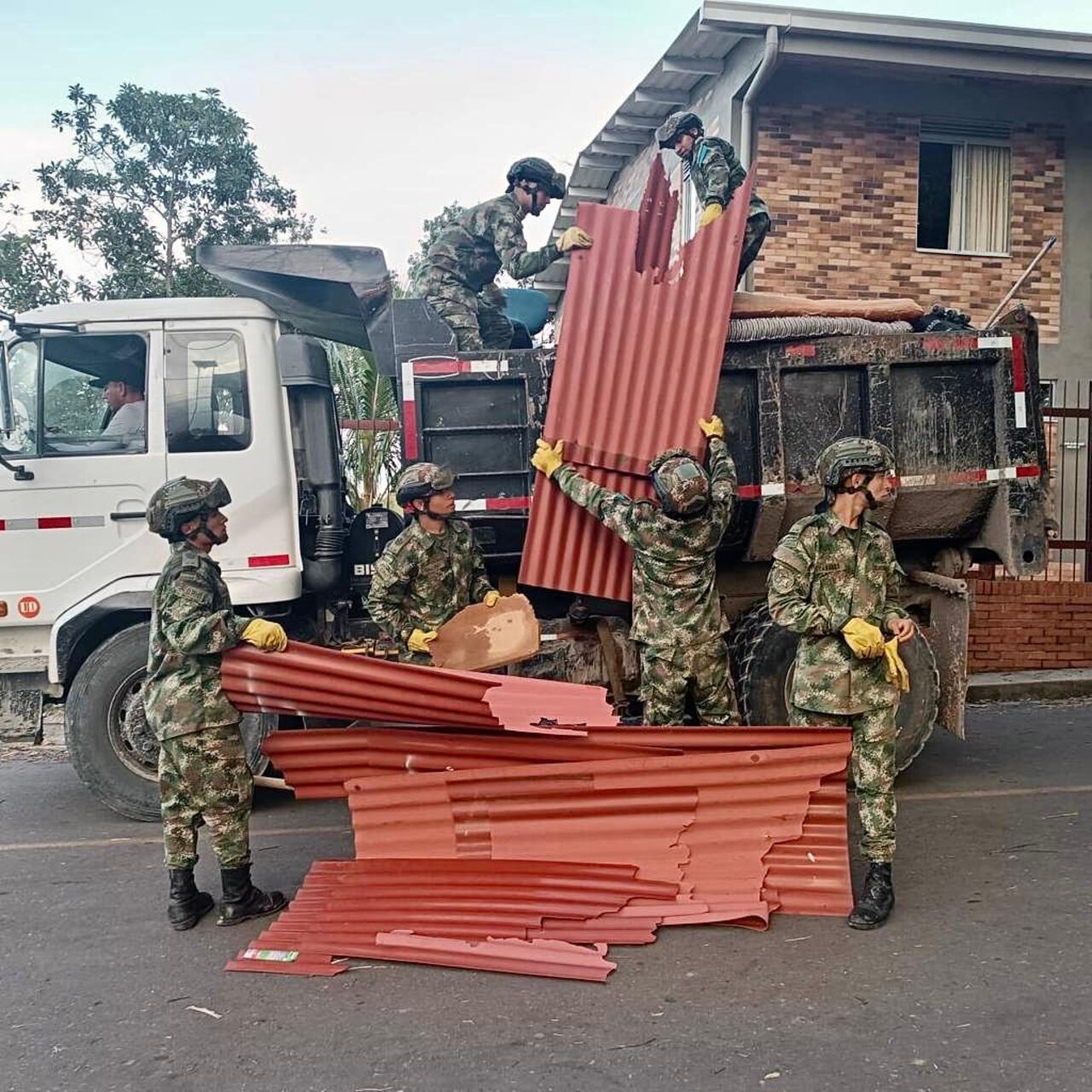 Integrantes del Ejército Nacional apoyan la atención de la emergencia