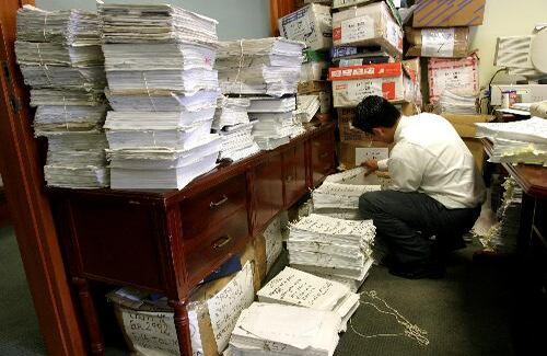 El segundo derecho que más quejas registró en la Defensoría del Pueblo fue el de petición. De las 1.771 quejas recibidas durante ese año, 1.189 reclamaban porque no se resolvió de fondo lo solicitado en la petición y 323 por no recibir las peticiones, a pesar de que están amparadas en la ley. Los tres principales violadores de este derecho fueron las autoridades nacionales con 493 quejas, seguidas por las municipales con 293 y los particulares que prestan servicios públicos con 270 quejas. 