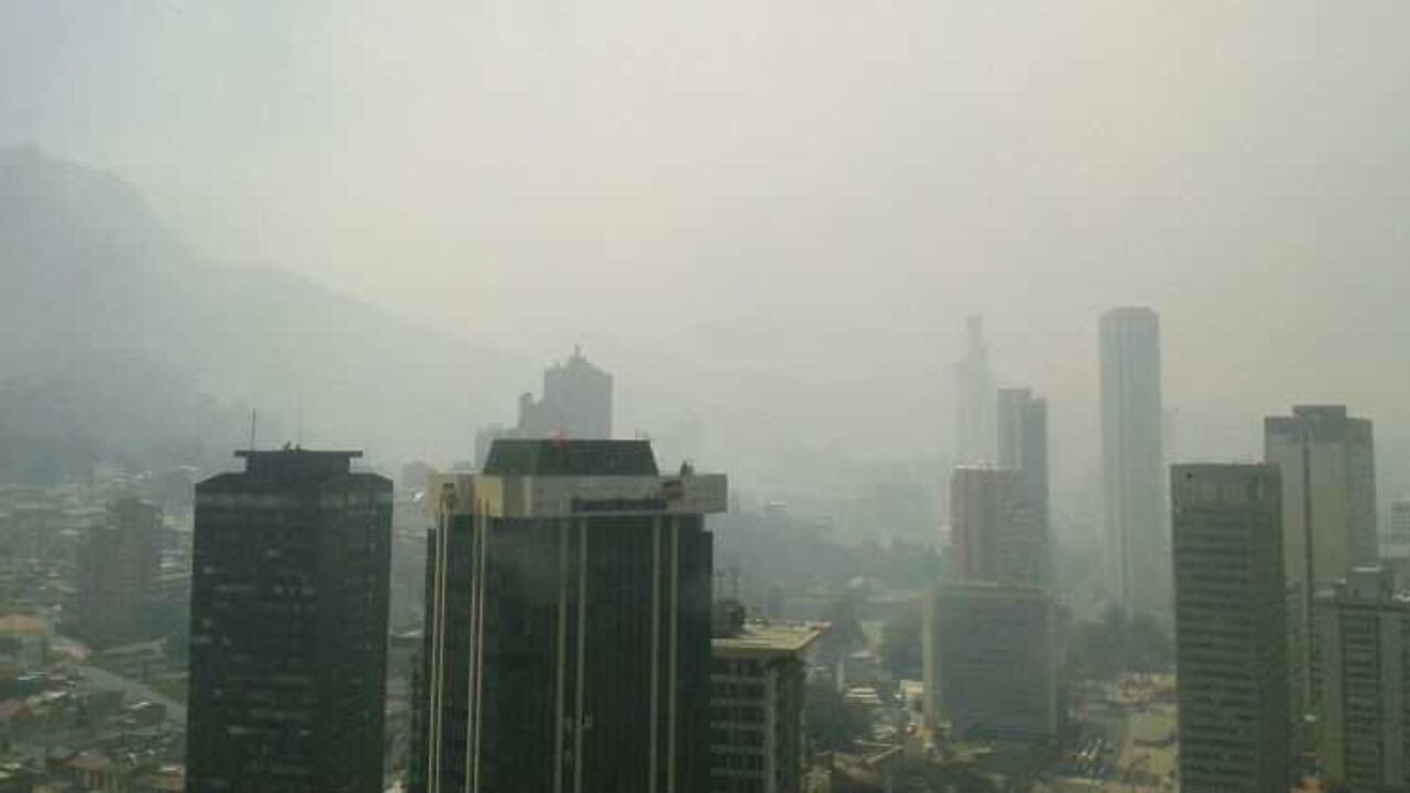 En el sitio conocido como Aguas Claras, cerca del batallón de Logística del Ejército, se presenta un incendio que ha generado grandes columnas de humo.