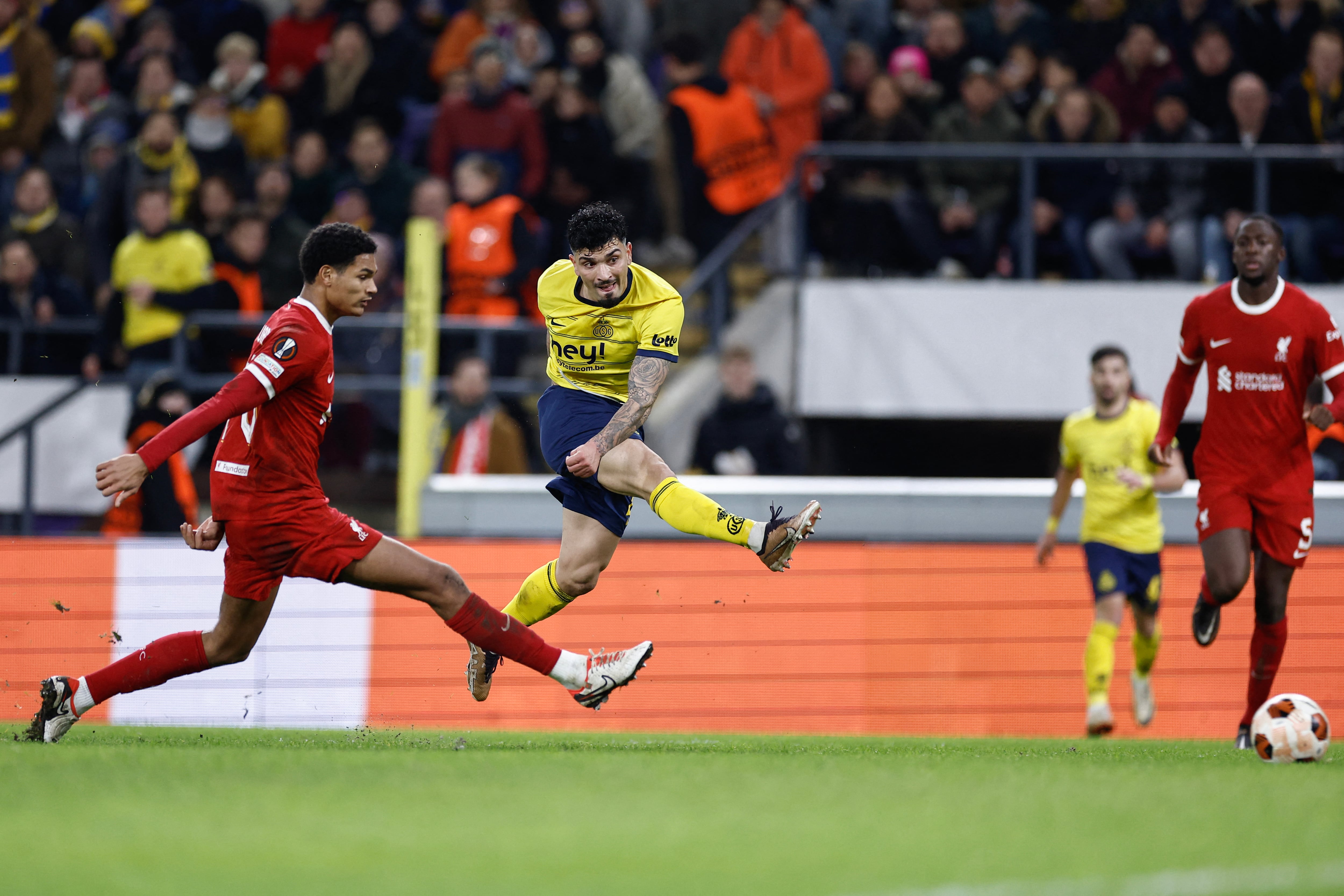 Union St-Gilloise's Spanish midfielder #23 Cameron Puertas (C) shoots to score the second goal of his team during the UEFA Europa League football match between Union Saint Gilloise and Liverpool FC at the Lotto Park in Brussels on December 14, 2023. (Photo by Kenzo TRIBOUILLARD / AFP)