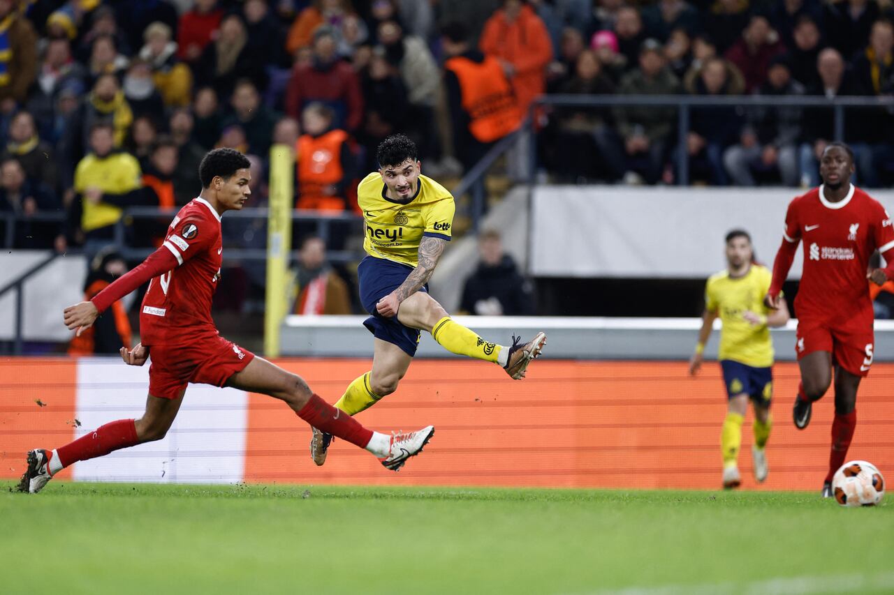 Union St-Gilloise's Spanish midfielder #23 Cameron Puertas (C) shoots to score the second goal of his team during the UEFA Europa League football match between Union Saint Gilloise and Liverpool FC at the Lotto Park in Brussels on December 14, 2023. (Photo by Kenzo TRIBOUILLARD / AFP)
