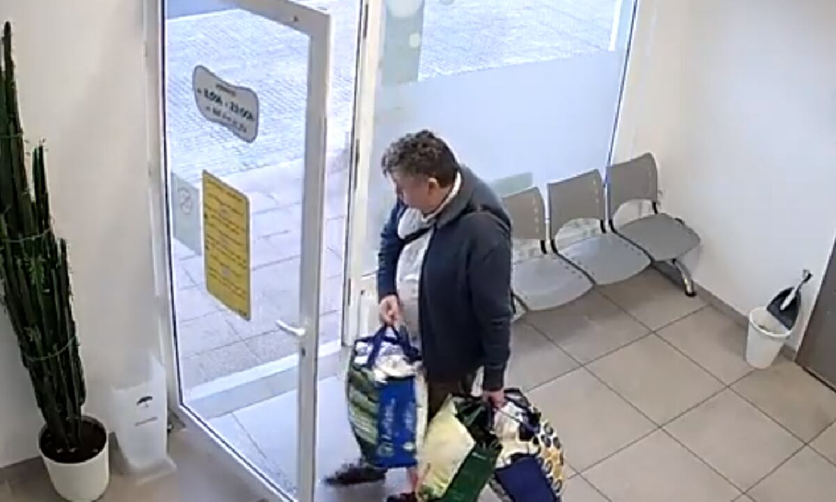 Segundos antes de la explosión, del local afectado salió un hombre levando consigo su ropa recién lavada.