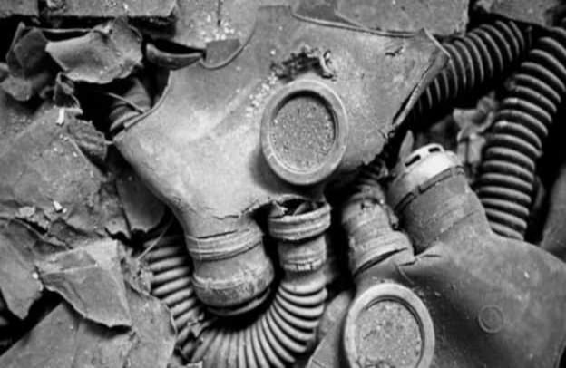 Recoger cualquier objeto dejado en la zona de exclusión está estrictamente prohibido, especialmente las máscaras usadas después del desastre por los trabajadores a quienes se les llamó "liquidadores". Foto: Jerzy Wierzbicki