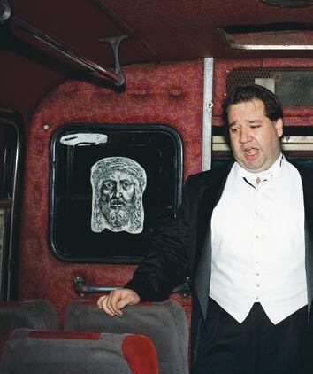 Valeriano Lanchas debutó en el Metropolitan Opera de Nueva York en 2015 y ha cantado junto a reconocidas figuras del género lírico como Plácido Domingo, Luciano Pavarotti y Anna Netrebko.