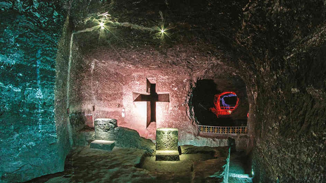 En los años cincuenta, los mineros levantaron un altar a la Virgen María, que sería el comienzo de la catedral.