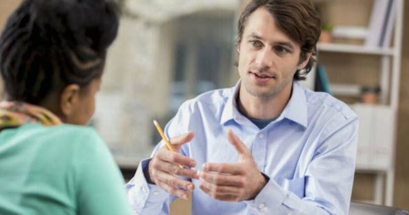 Cuando surja un conflicto, es importante abordarlo de manera oportuna y directa, en lugar de dejar que se acumule y se convierta en un problema mayor. 