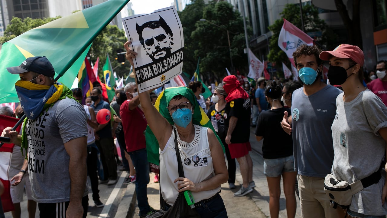 De acuerdo con el ministro de Salud, Marcelo Queiroga, la medida “no significa el fin del covid-19. Seguiremos conviviendo con el virus”.