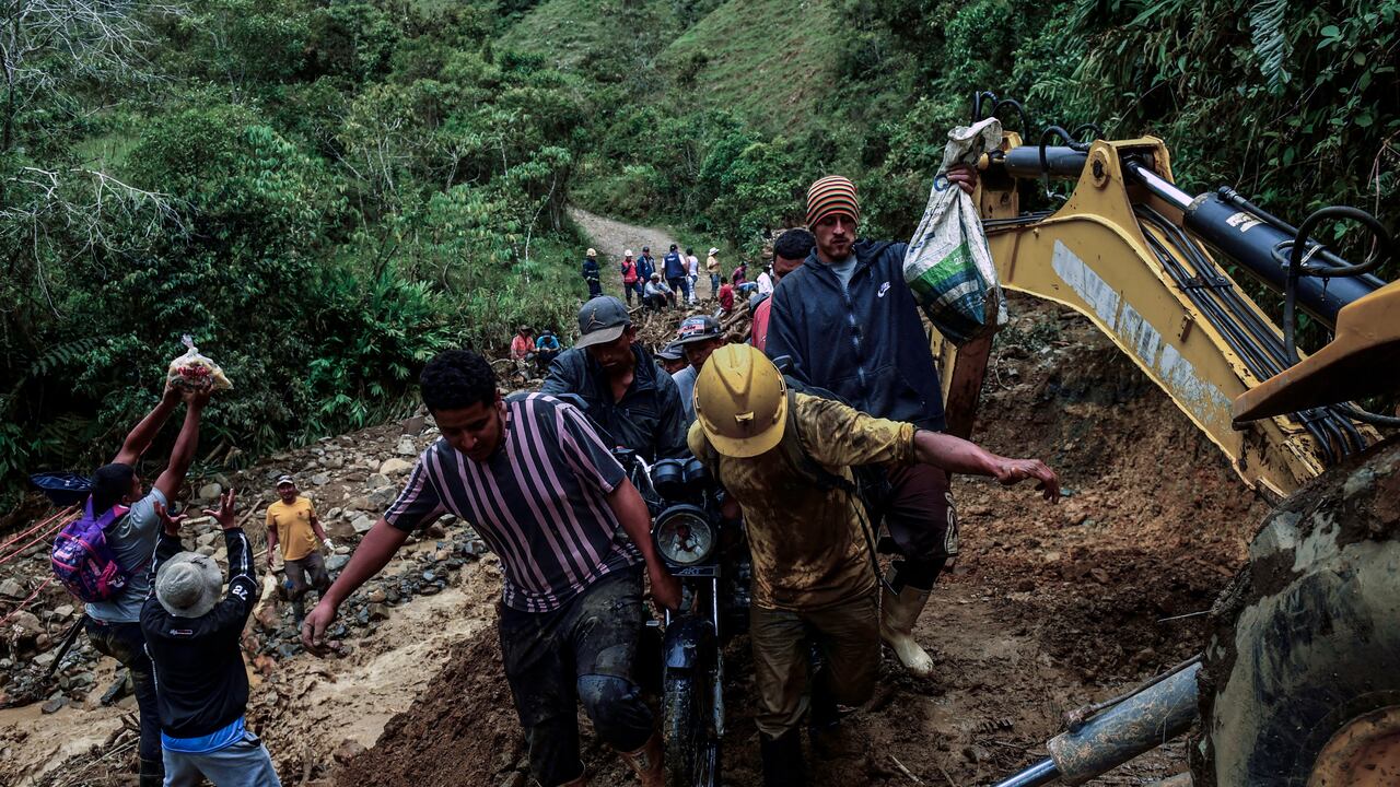 Una avalancha en un campamento minero ubicado en Abriaquí, en el departamento de Antioquia, deja un saldo de 12 personas muertas y al menos dos desaparecidas.