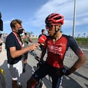 Egan Bernal atendiendo a la prensa internacional en Burriana.