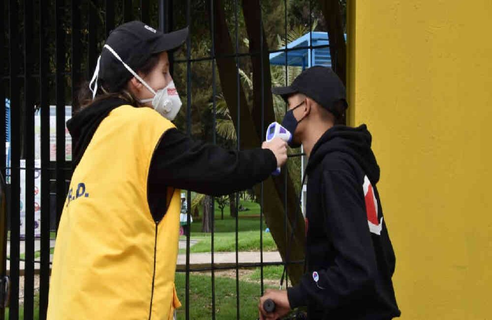 Está permitido el acceso de las mascotas a los parques, haciendo uso de la correa y recogiendo sus desechos. Foto: Alexandra Ruiz/SEMANA