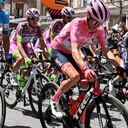 Juan Pedro López del Trek con la camiseta de líder del Giro de Italia 2022 - Foto: AP
