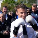 El candidato presidencial centrista y presidente francés Emmanuel Macron usa guantes de boxeo mientras hace campaña en el estadio Auguste Delaune el jueves 21 de abril de 2022 en Saint-Denis, en las afueras de París. Foto AP/Francois Mori, Piscina