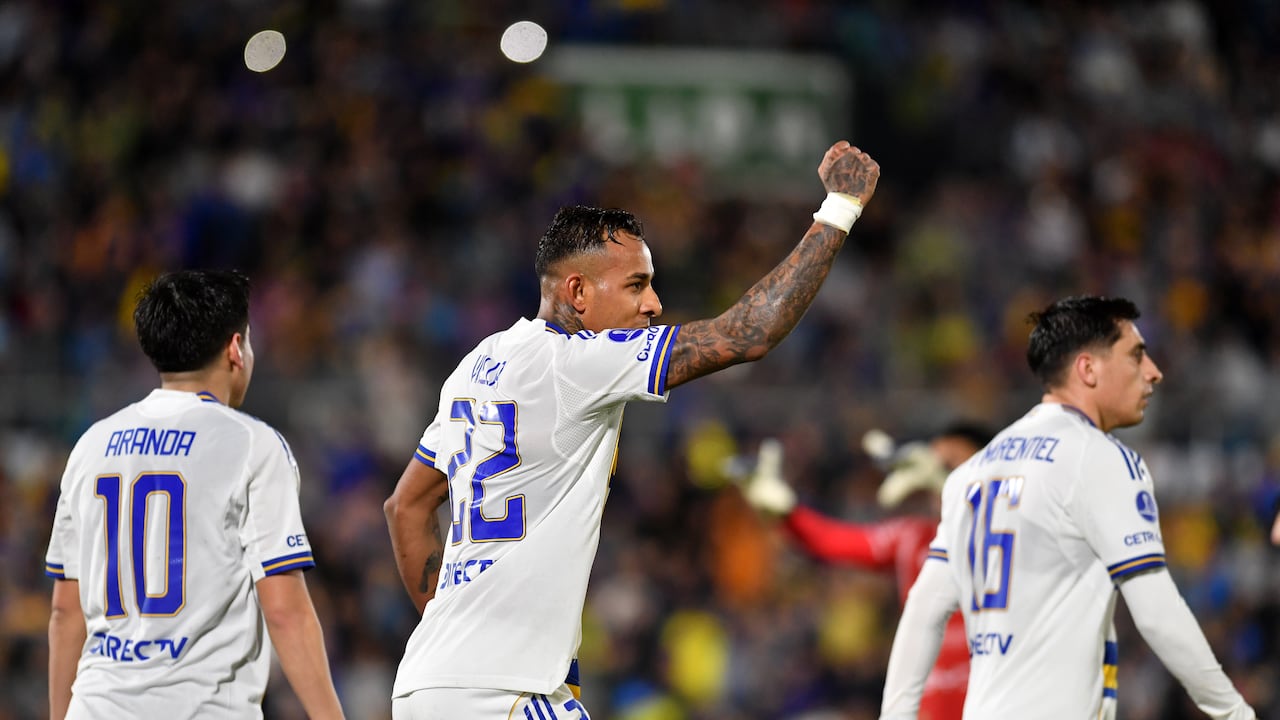 Sebastián Villa celebra el gol ante Recoleta.
