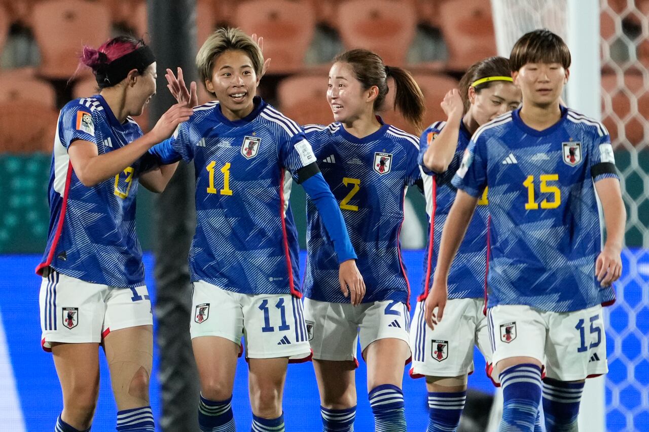 Mina Tanaka de Japón celebra con sus compañeras tras anotar el segundo gol de su equipo en el encuentro ante Zambia. El equipo de Japón portó brazaletes negros en su primer duelo de la Copa Mundial el sábado 22 de julio del 2023. (AP Foto/John Cowpland )