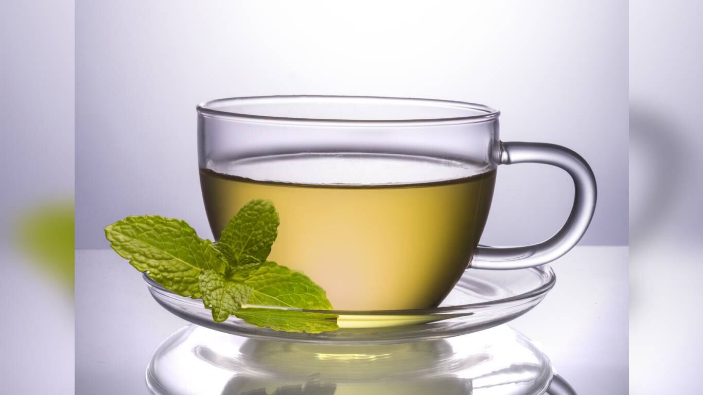 La menta aporta beneficios digestivos, pues sirve para aliviar molestias como la diarrea, la colitis y los gases. Foto: Getty images.