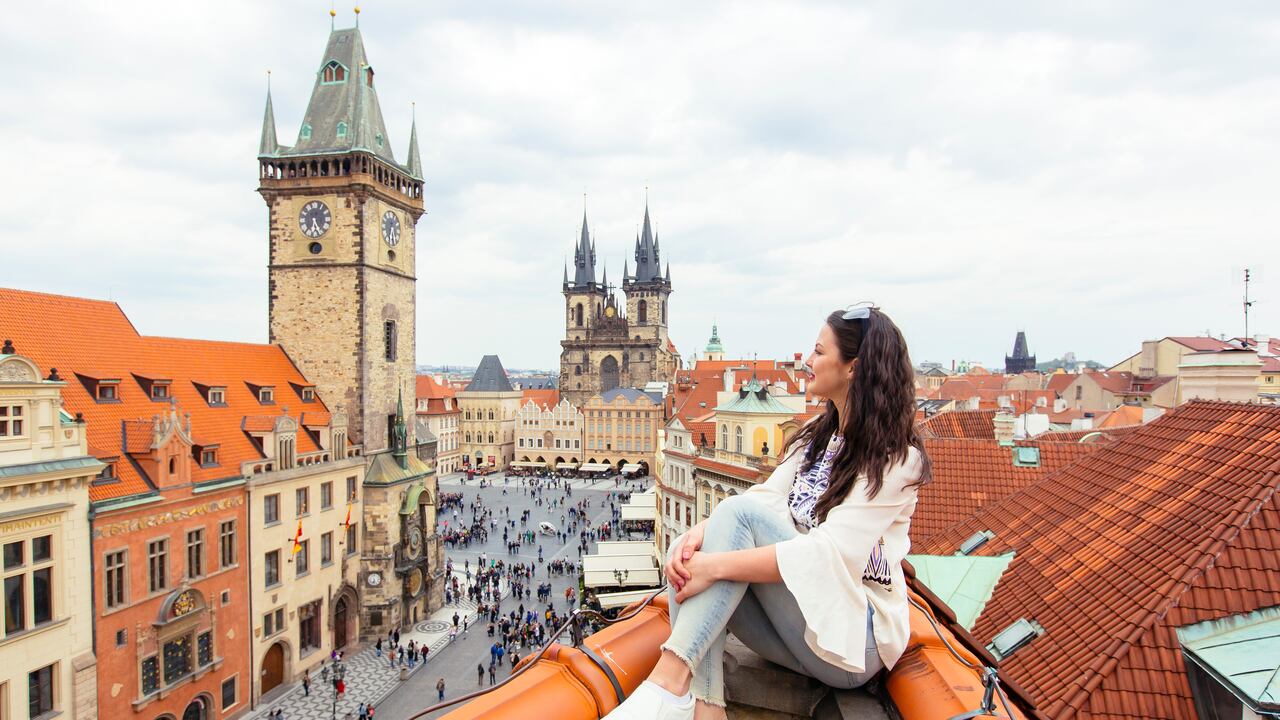 Turista feliz mirando la Plaza de la Ciudad Vieja desde arriba, Praga, República Checa