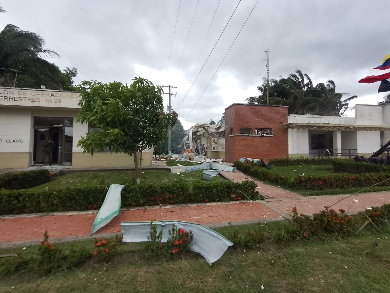 Fachada del batallón, afectada por atentado del ELN.