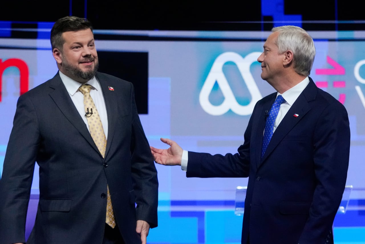 Los candidatos presidenciales Johannes Kaiser, del Partido Libertario Nacional (izquierda), y José Antonio Kast, del Partido Republicano, gesticulan antes de un debate previo a las elecciones generales de noviembre, en Santiago de Chile, el lunes 10 de noviembre de 2025. (Foto AP/Esteban Felix)