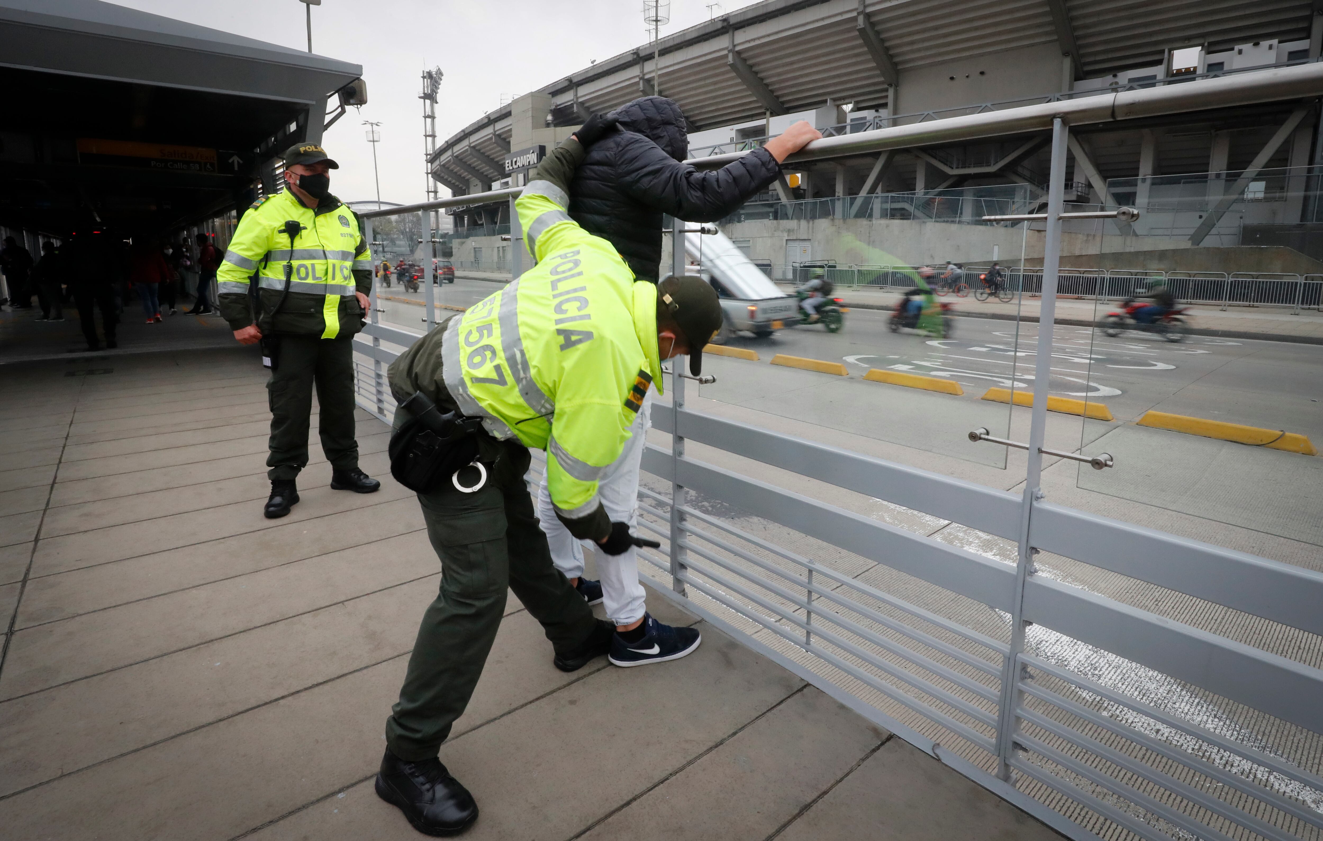 Detectores de metales Policía Metropolitana de Bogotá operativo de seguridad en Transmilenio
puesto de control movil
Marzo 16 del 2021
Foto Guillermo Torres Reina / Semana