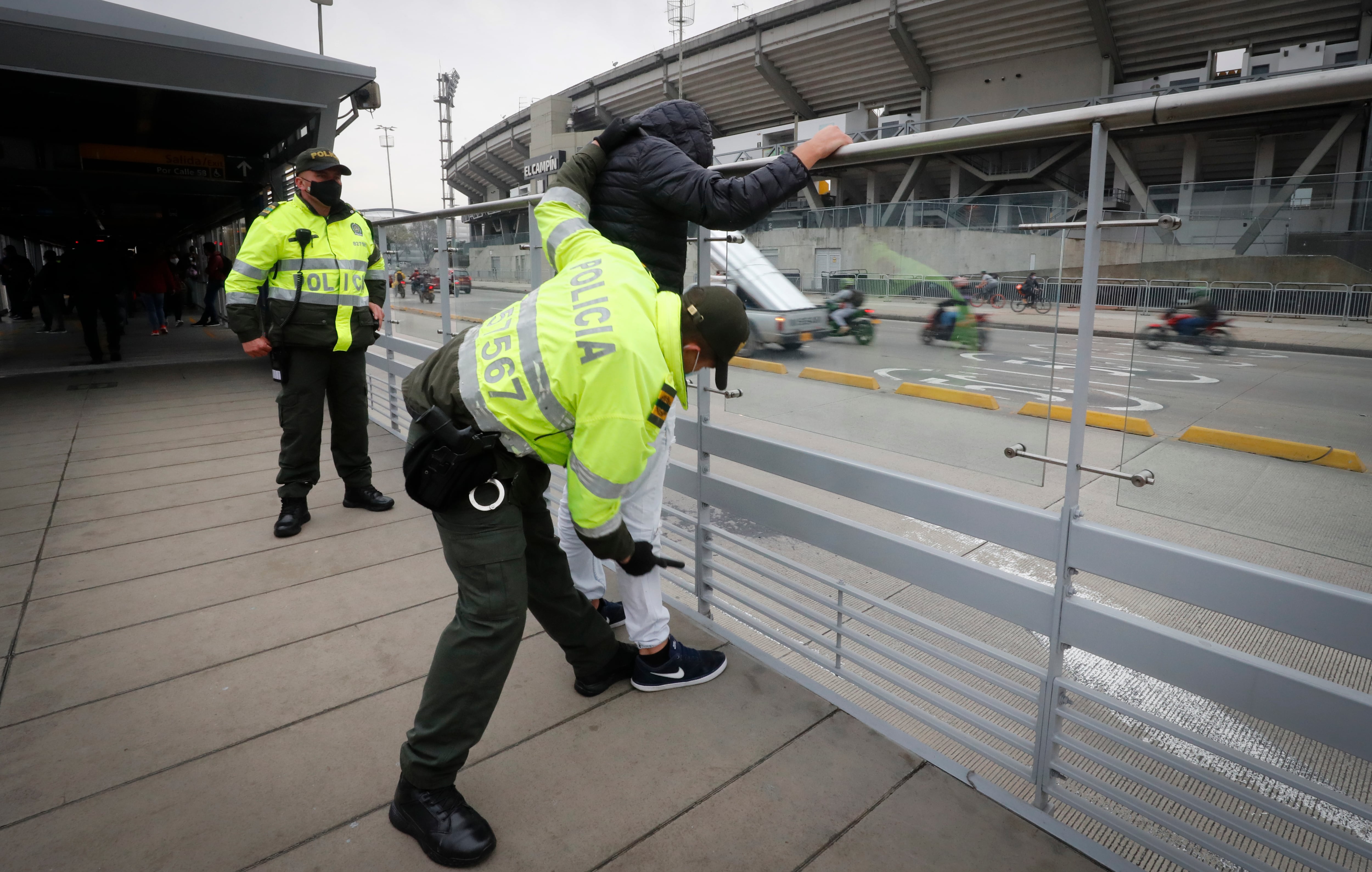 Detectores de metales Policía Metropolitana de Bogotá operativo de seguridad en Transmilenio
puesto de control movil
Marzo 16 del 2021
Foto Guillermo Torres Reina / Semana