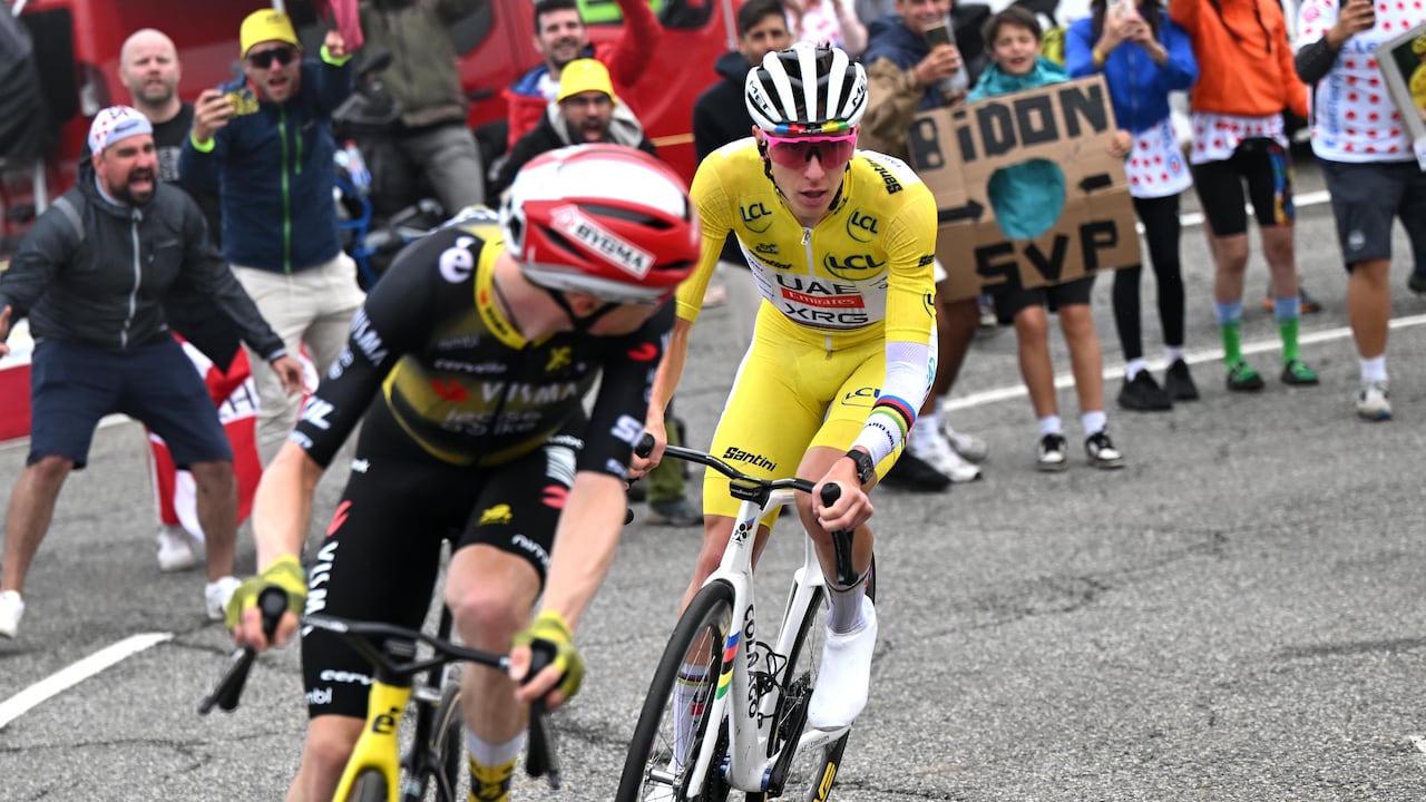 Jonas Vingegaard y Tadej Pogačar en su lucha por la montaña en el Tour de Francia 2025.