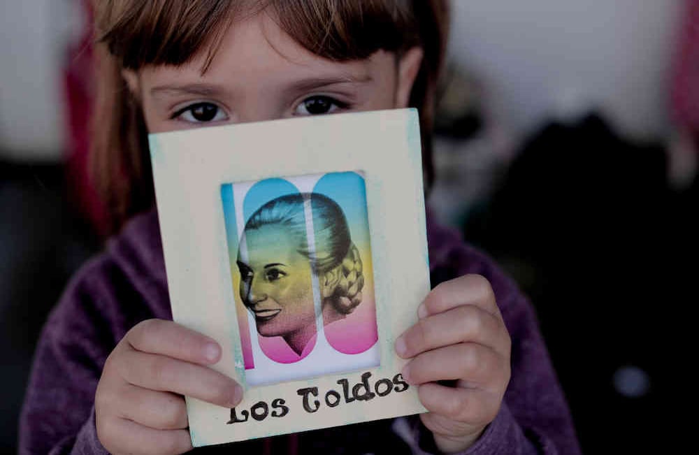 Lariza Monia sostiene un dibujo de Evita en Los Toldos, lugar de nacimiento de la mítica política. Foto: AP-Natacha Pisarenko
