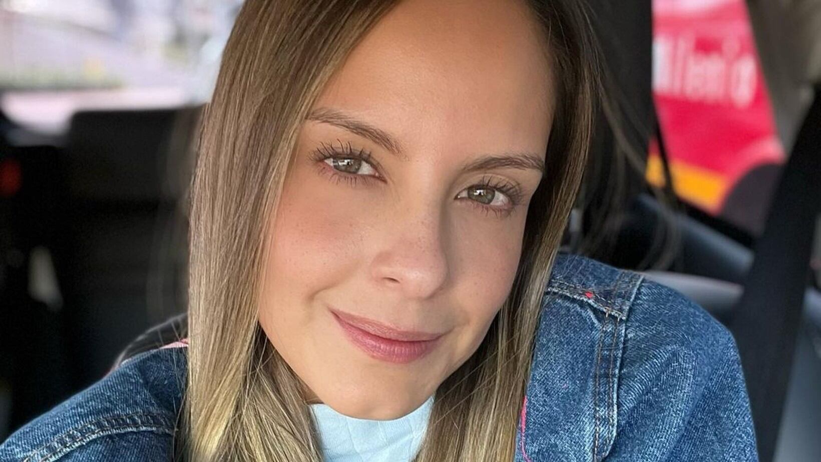 Escote de Laura Acuña se llevó halagos, pero también distrajo a varios