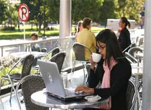 Las 'trabacaciones' implican que uno tiene que salir más seguido para compensar el hecho de que sigue (de alguna forma) trabajando mientras no está": Lucy Kellaway, Columnista del Financial Times.