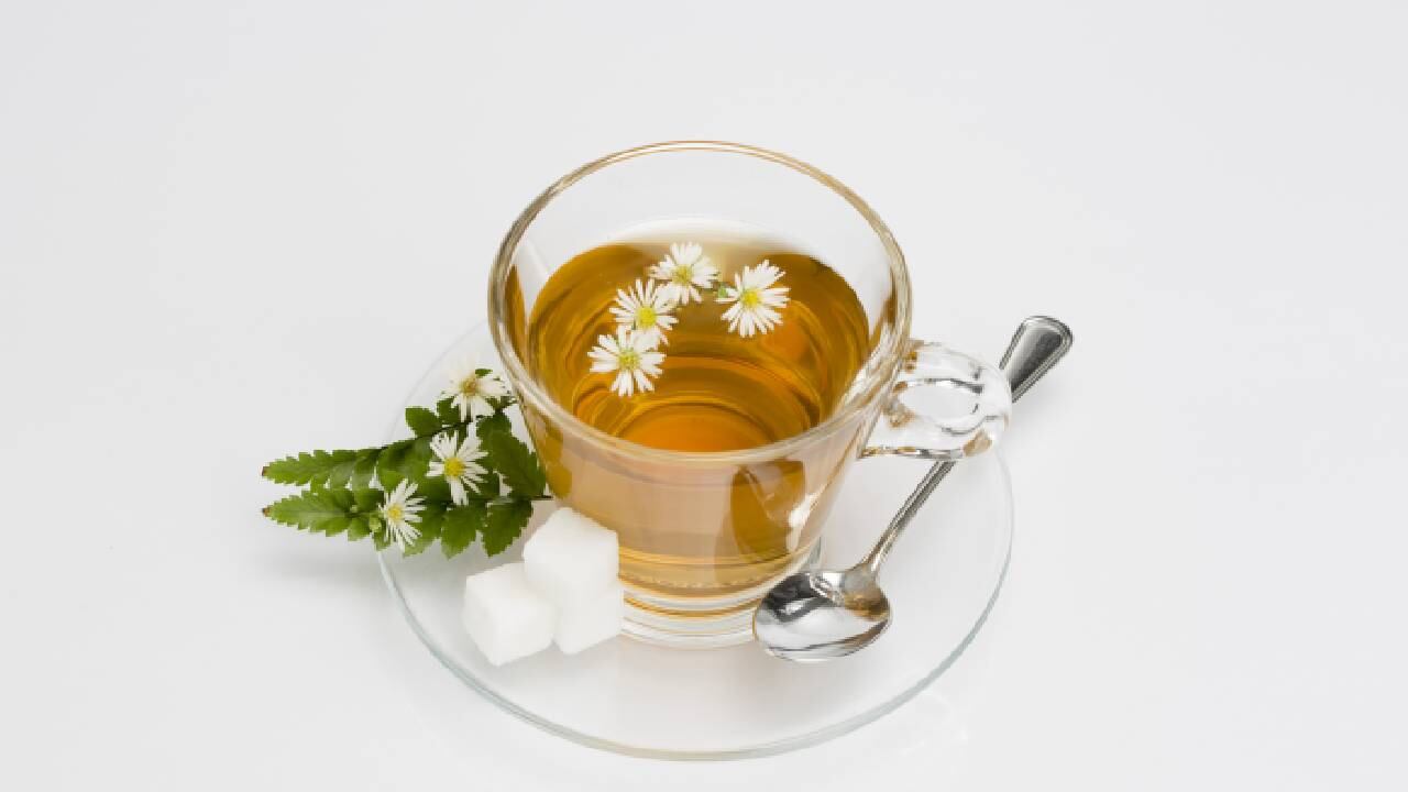 La manzanilla es efectiva para tratar molestias gastrointestinales. Foto: GettyImages.