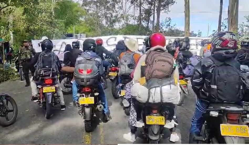 Muchos motociclistas que pretendía llegar al sur del país se vieron obligados a esperar en este punto de la Panamericana hasta que las familias que protestan en este punto de la vía permitieran en el paso de vehículos por intervalos.