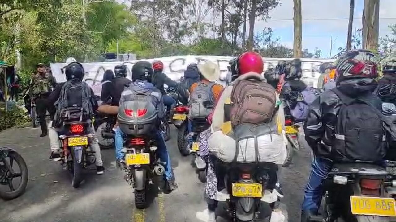 Muchos motociclistas que pretendía llegar al sur del país se vieron obligados a esperar en este punto de la Panamericana hasta que las familias que protestan en este punto de la vía permitieran en el paso de vehículos por intervalos.