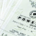 El popular juego Powerball realizó un nuevo sorteo este miércoles, despertando el interés por su creciente premio mayor.