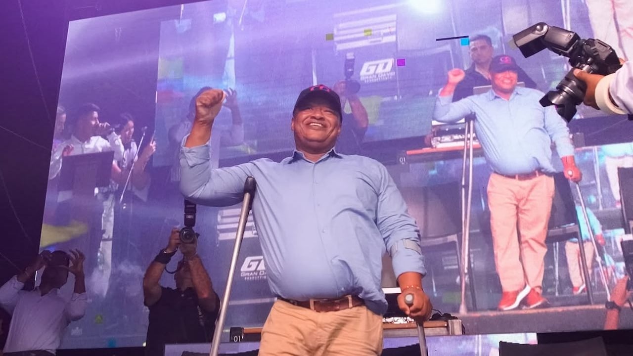 En la imagen Jesús Elver González en campaña al Congreso.