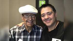 El actor de doblaje Abel Rocha (de gorra) falleció a sus 96 años dejando un gran recuerdo entre los fanáticos de Dragon Ball. Foto Twitter @lalogarx.