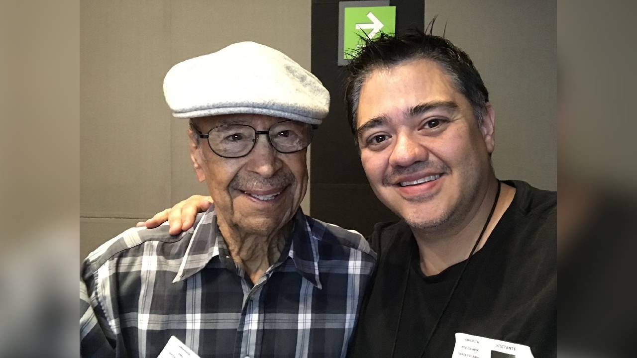 El actor de doblaje Abel Rocha (de gorra) falleció a sus 96 años dejando un gran recuerdo entre los fanáticos de Dragon Ball. Foto Twitter @lalogarx.