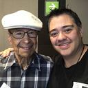 El actor de doblaje Abel Rocha (de gorra) falleció a sus 96 años dejando un gran recuerdo entre los fanáticos de Dragon Ball. Foto Twitter @lalogarx.