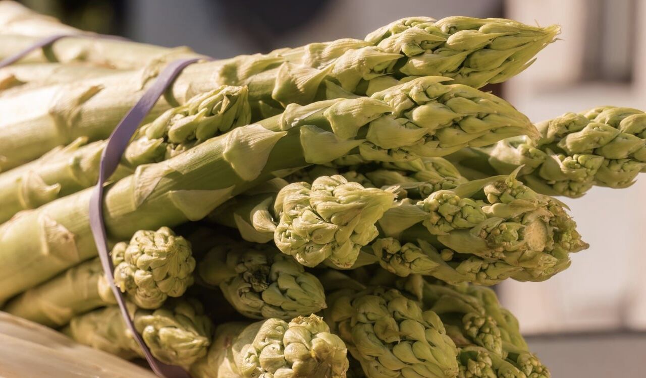 Los expertos aconsejan consumir espárragos por lo menos una vez a la semana.