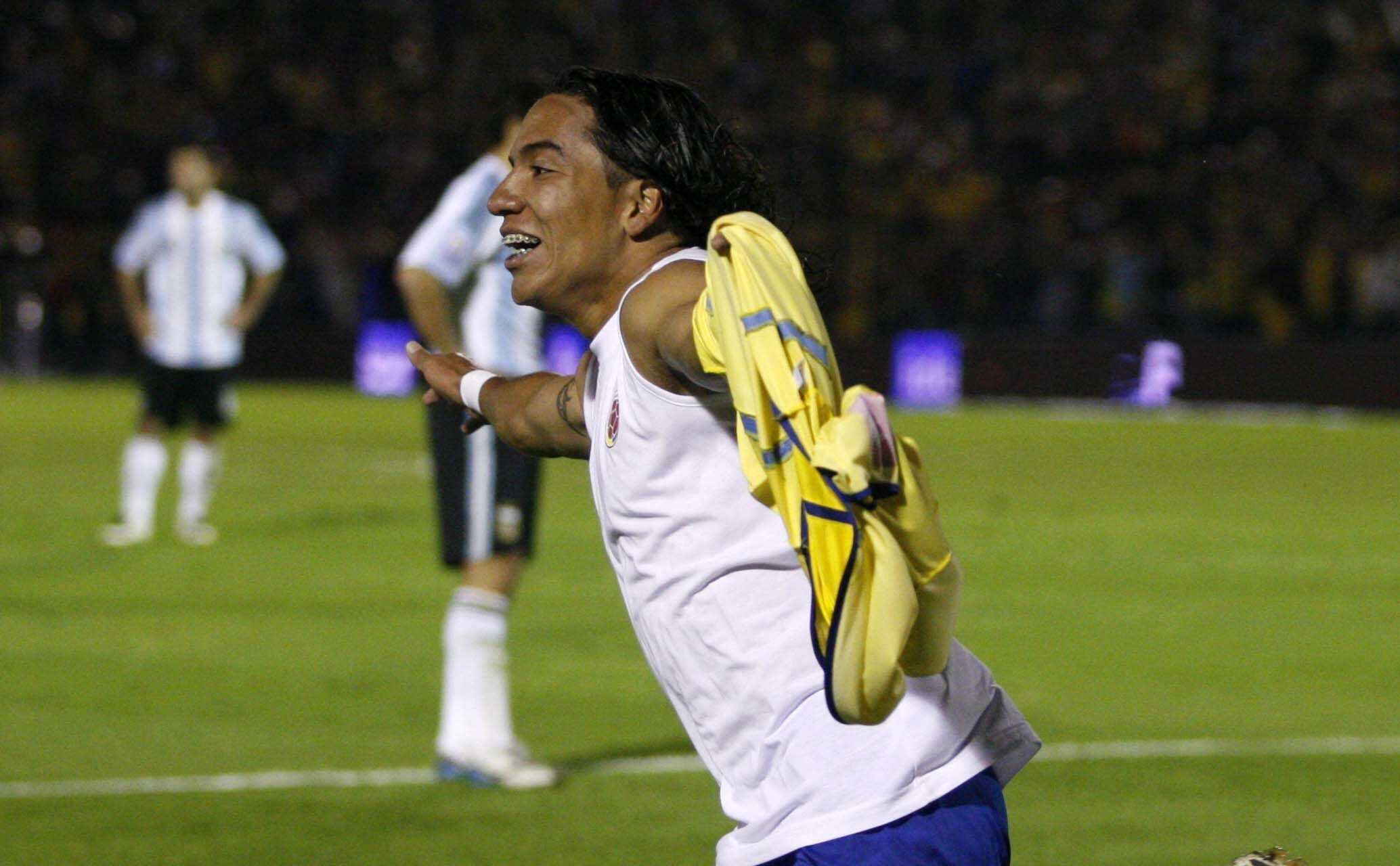 Dayro Moreno ya sabe que es marcar por eliminatorias. Imagen de la celebración de su gol contra Argentina por las eliminatorias al Mundial de Sudáfrica 2010.
