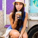 Aunque parezca sorprendente si se quiere reducir el contacto de la bebida con los dientes delanteros, se podría tomarlo con pitillo especialmente aquellos que son reutilizables o biodegradables.