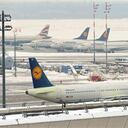Aviones de varias aerolíneas permanecen en la pista del aeropuerto de Berlín-Tegel (Alemania), hoy, martes, 21 de diciembre de 2010. Unos 32 vuelos han sido anulados hoy en el aeropuerto de Tegel a causa del temporal de nieve que azota el país.