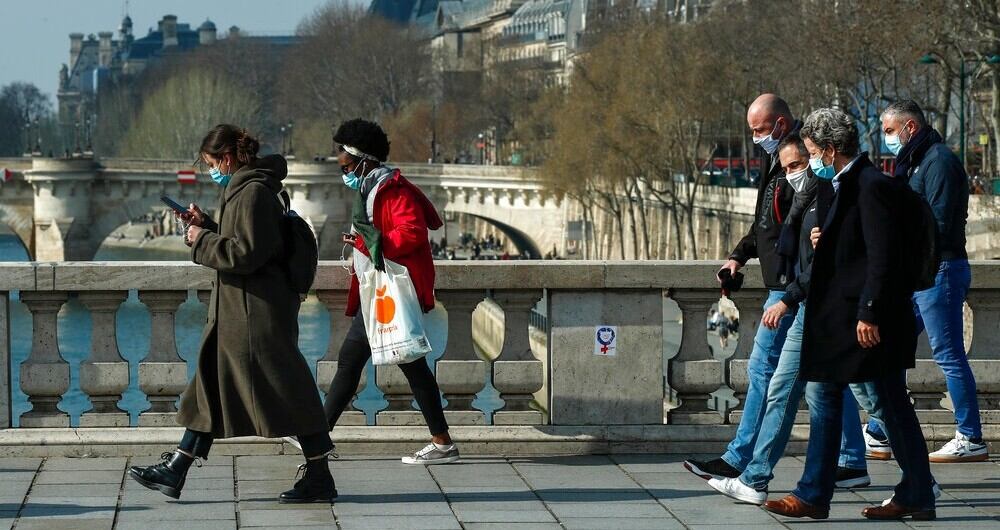Entre estos territorios está la región de París, la más poblada con 12 millones de habitantes, donde la circulación del virus, marcada por la propagación de nuevas variantes, se acelera sin interrupción desde hace semanas.