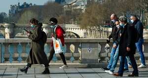 Entre estos territorios está la región de París, la más poblada con 12 millones de habitantes, donde la circulación del virus, marcada por la propagación de nuevas variantes, se acelera sin interrupción desde hace semanas.