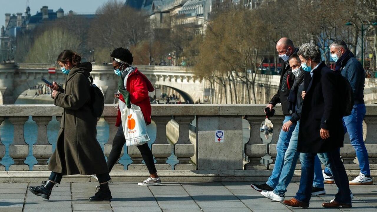 Las previsiones de la Comisión Europea son que la nueva variante, todavía más contagiosa que las anteriores, sea dominante en el continente a mediados de enero.