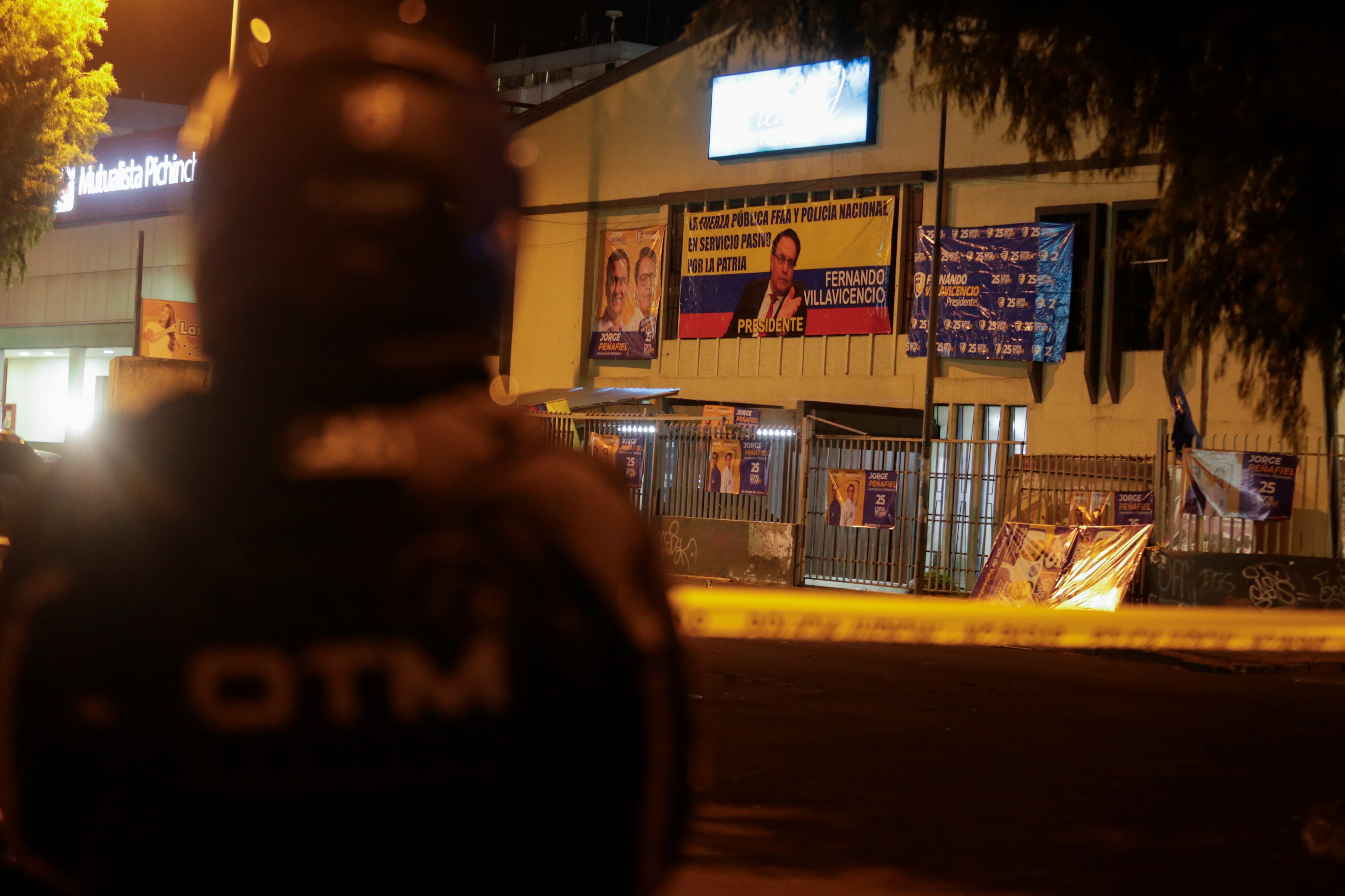 La policía asegura la escena afuera de una escuela donde el candidato presidencial Fernando Villavicencio fue asesinado a tiros durante un acto de campaña en Quito, Ecuador, el miércoles 9 de agosto de 2023.