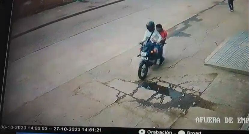 Presuntos delincuentes que pretendían asaltar el local, el parrillero murió tras resultar herido.