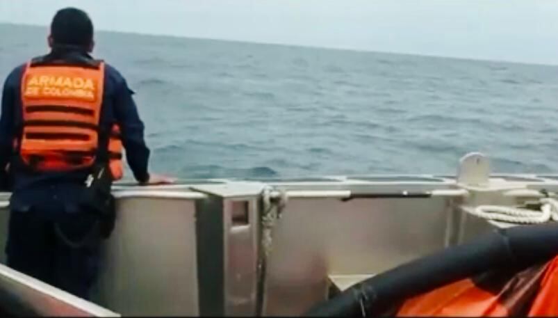 Armada de Colombia busca a deportista desaparecido en el mar