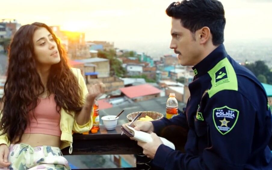 La actriz paisa Juanita Molina personifica a Romina y su gemela Laura, junto al actor David Palacio quien interpreta al agente Cristóbal Ruiz - Calidoso.